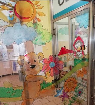 Študenti Strednej pedagogickej školy v Levoči  opäť skrášľovali priestory pediatrického oddelenia