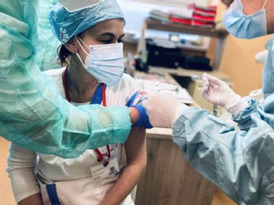 Levočská nemocnica začala s očkovaním svojich zamestnancov