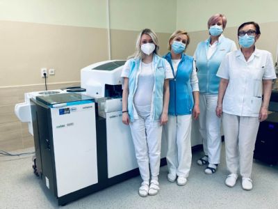 Laboratórium levočskej nemocnice má nový analyzátor Dokáže vyšetriť až 135 rôznych parametrov 