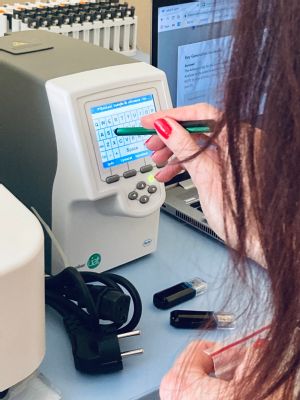 Laboratórium levočskej nemocnice má nový prístroj na rýchlu PCR diagnostiku COVID-19