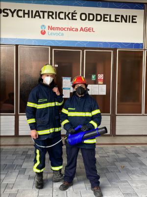 V levočskej nemocnici pomáhajú v boji s covidom aj dobrovoľní hasiči 